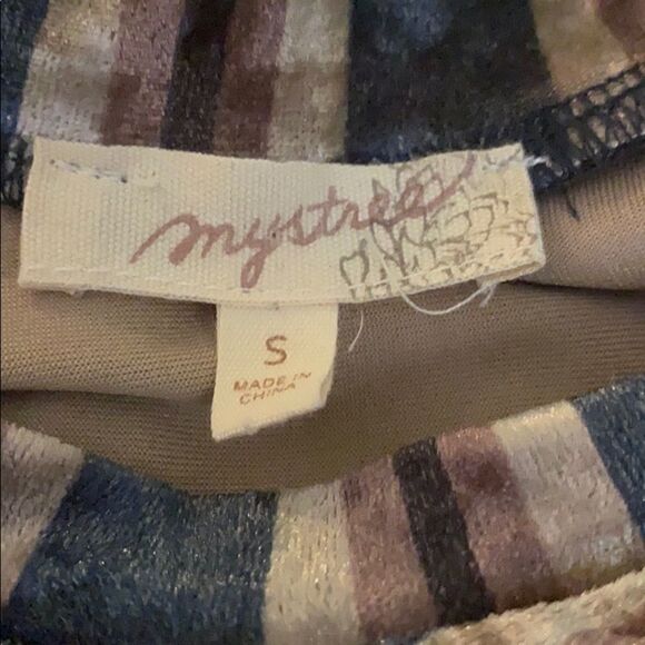 MYSTREE CURRENTLY CRUSHING VELVET TWIST TOP - Picture 7 of 8